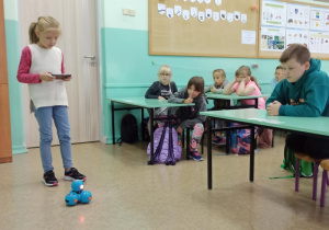 Uczniowie z robotami Dash