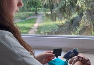 Uczniowie tworzą makiety z klejem na gorąco