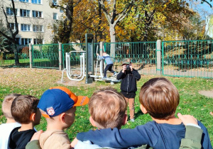 Dzieci z klasy 1b podczas zajęć