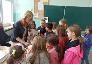 Dzieci z klasy 2c podczas zajęć