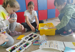 Uczennice składają robota z klocków LEGO