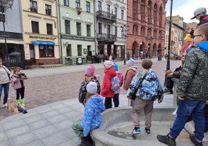 Uczniowie pozują do zdjęcia