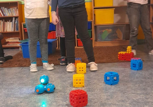 Robot pokonuje tor przeszkód, ustawiony przez uczennice