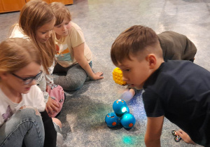 Uczniowie programują robota