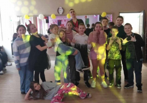Uczniowie klas 5-8 na balu karnawałowym