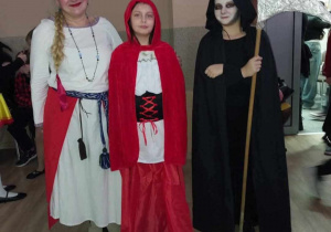 Uczniowie klas 5-8 na balu karnawałowym