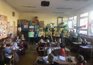 Klasa III a przedstawiła w klasach I-III prezentację: ,,Strażnicy lasu"