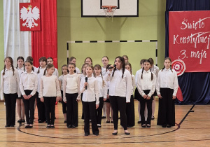 Uczniowie podczas akademii z okazji rocznicy uchwalenia Konstytucji 3-go maja