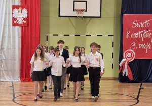 Uczniowie podczas akademii z okazji rocznicy uchwalenia Konstytucji 3-go maja
