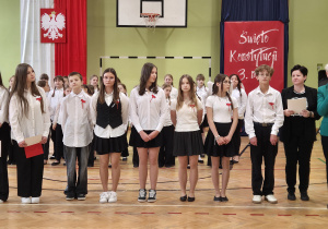 Uczniowie podczas akademii z okazji rocznicy uchwalenia Konstytucji 3-go maja