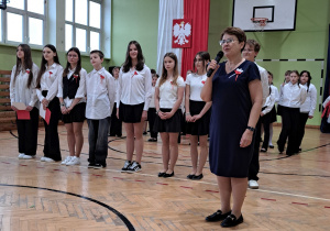Uczniowie podczas akademii z okazji rocznicy uchwalenia Konstytucji 3-go maja