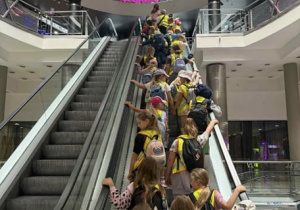 Uczniowie na ruchomych schodach (Multikino)
