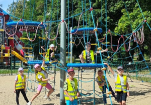 Dzieci bawią się w „małpim gaju” na Młynku
