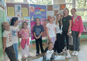 Uczniowie podczas obchodów Dnia Kropki