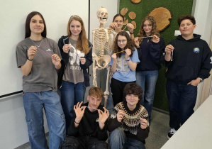 Uczniowie podczas plecenia współczesnych wersji krajek, inspirowanych wzorem DNA