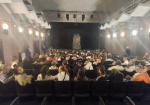 Uczniowie podczas wyjścia do teatru