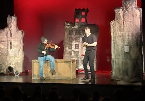 Uczniowie podczas wyjścia do teatru