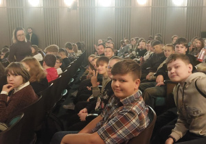 Uczniowie podczas wyjścia do teatru