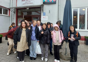 Uczniowie podczas wyjścia do teatru