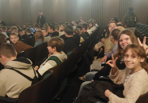 Uczniowie podczas wyjścia do teatru