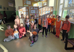 Uczniowie podczas aktywności zorganizowanych podczas obchodów Dnia Dyni