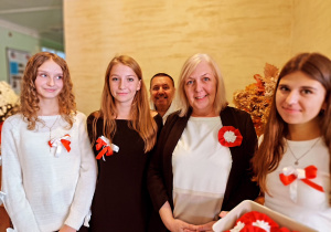 Uczniowie podczas obchodów 107 rocznicy odzyskania przez Polskę niepodległości