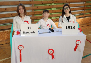 Uczniowie podczas obchodów 107 rocznicy odzyskania przez Polskę niepodległości