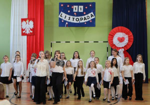 Uczniowie podczas obchodów 107 rocznicy odzyskania przez Polskę niepodległości