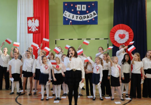 Uczniowie podczas obchodów 107 rocznicy odzyskania przez Polskę niepodległości