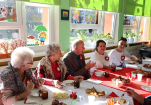 Zaproszeni goście podczas obchodów 107 rocznicy odzyskania przez Polskę niepodległości