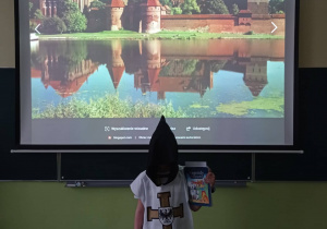 Uczeń w trakcie inscenizacji walk o zamek krzyżacki w Malborku