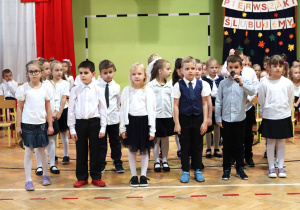 Uczniowie podczas uroczystości Ślubowania