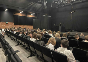 Uczniowie klas VIIa i VIIb podczas wyjścia do Teatru Monopolis