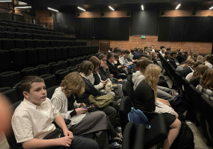 Uczniowie klas VIIa i VIIb podczas wyjścia do Teatru Monopolis