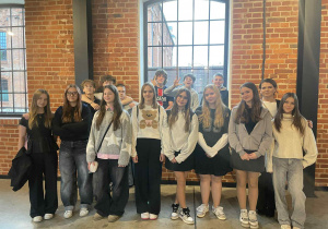 Uczniowie klas VIIa i VIIb podczas wyjścia do Teatru Monopolis