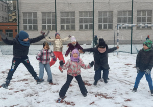 Uczniowie naszej szkoły podczas zabaw świetlicowych