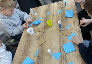 Uczniowie podczas wykonywania ozdób choinkowych nawiązujących do motywów ludowych