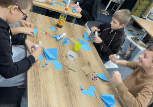 Uczniowie podczas wykonywania ozdób choinkowych nawiązujących do motywów ludowych