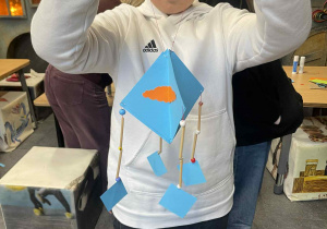 Uczniowie podczas wykonywania ozdób choinkowych nawiązujących do motywów ludowych