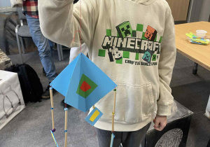 Uczniowie podczas wykonywania ozdób choinkowych nawiązujących do motywów ludowych