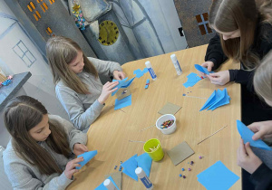 Uczniowie podczas wykonywania ozdób choinkowych nawiązujących do motywów ludowych