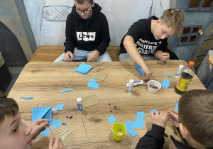 Uczniowie podczas wykonywania ozdób choinkowych nawiązujących do motywów ludowych