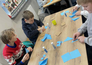 Uczniowie podczas wykonywania ozdób choinkowych nawiązujących do motywów ludowych