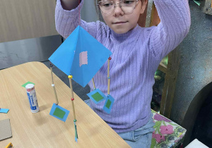 Uczniowie podczas wykonywania ozdób choinkowych nawiązujących do motywów ludowych