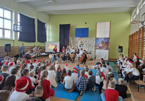 Uczniowie podczas wspólnego kolędowania