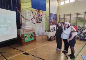 Uczniowie podczas wspólnego kolędowania