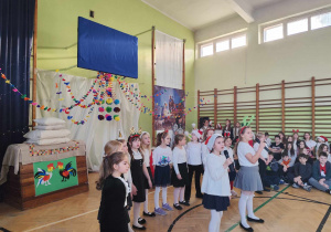 Uczniowie podczas wspólnego kolędowania