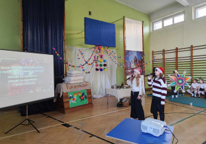 Uczniowie podczas wspólnego kolędowania