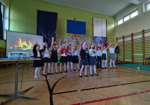 Uczniowie podczas wspólnego kolędowania