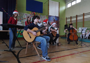 Uczniowie podczas wspólnego kolędowania